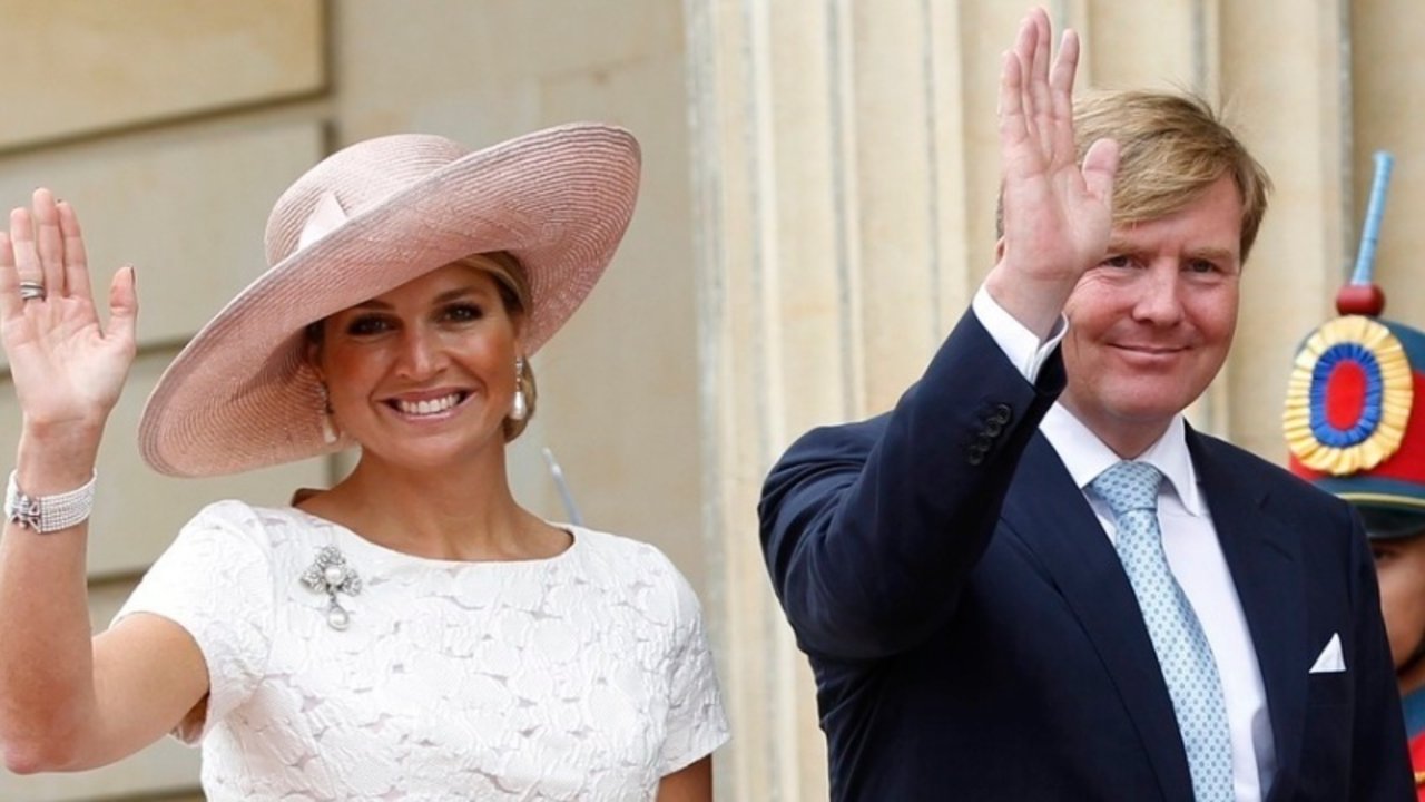 La reina Máxima y el rey Guillermo de Holanda saludan en una visita oficial a Colombia.