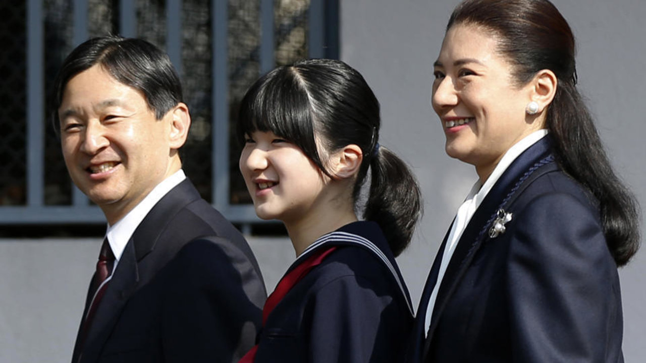 La princesa Aiko de Japón junto a sus padres, los príncipes Naruhito y Masako.