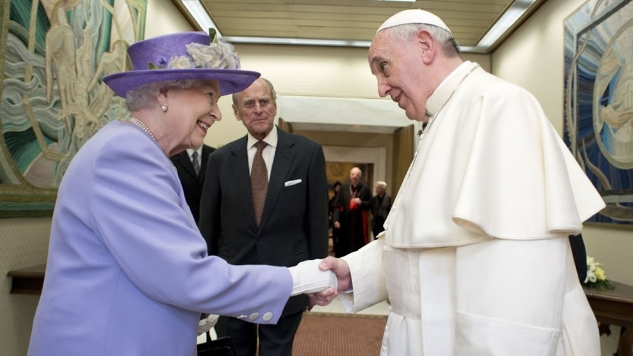 La reina Isabel y el Papa Francisco durante su encuentro.