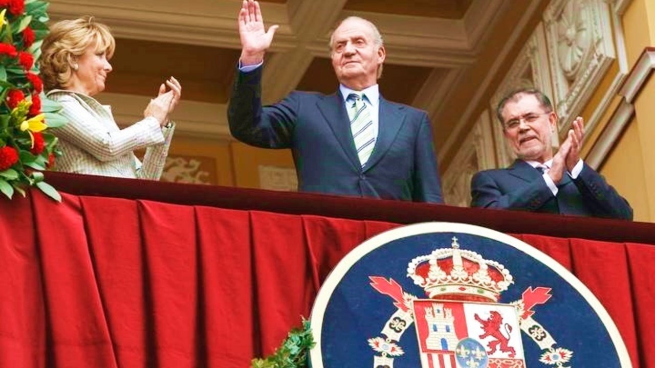 El rey saluda al público de Las Ventas en la Corrida de la Beneficencia de 2008.