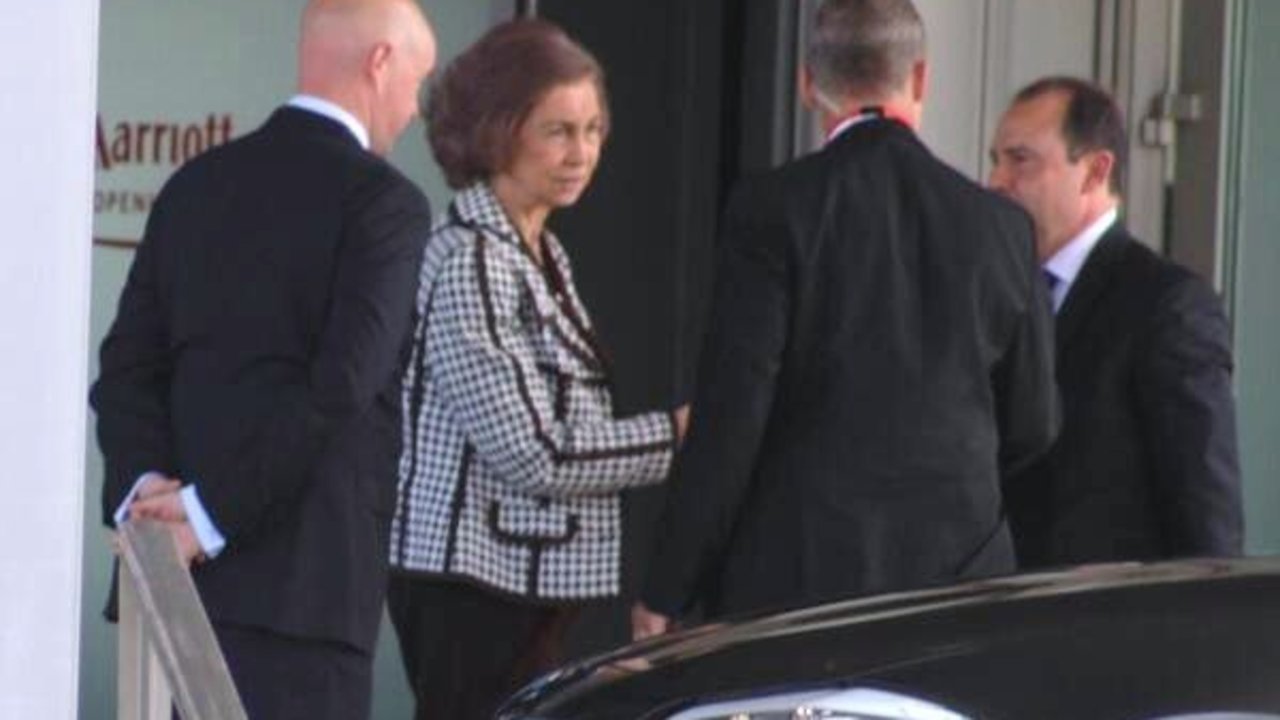 La reina Sofía, en la puerta del Hotel Marriot de Copenhague donde se reunió el Club Bilderberg.
