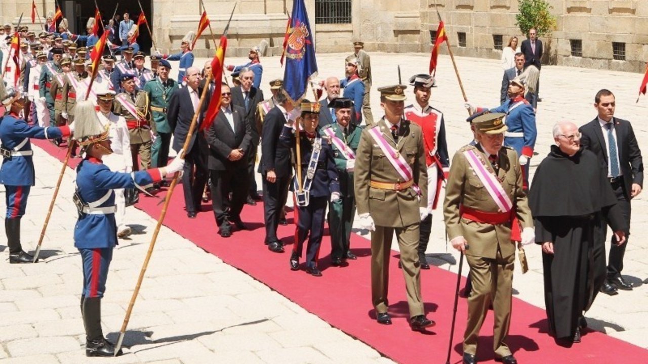 El rey encabeza el cortejo procesional en el Patio de los Reyes del Monasterio de El Escorial.