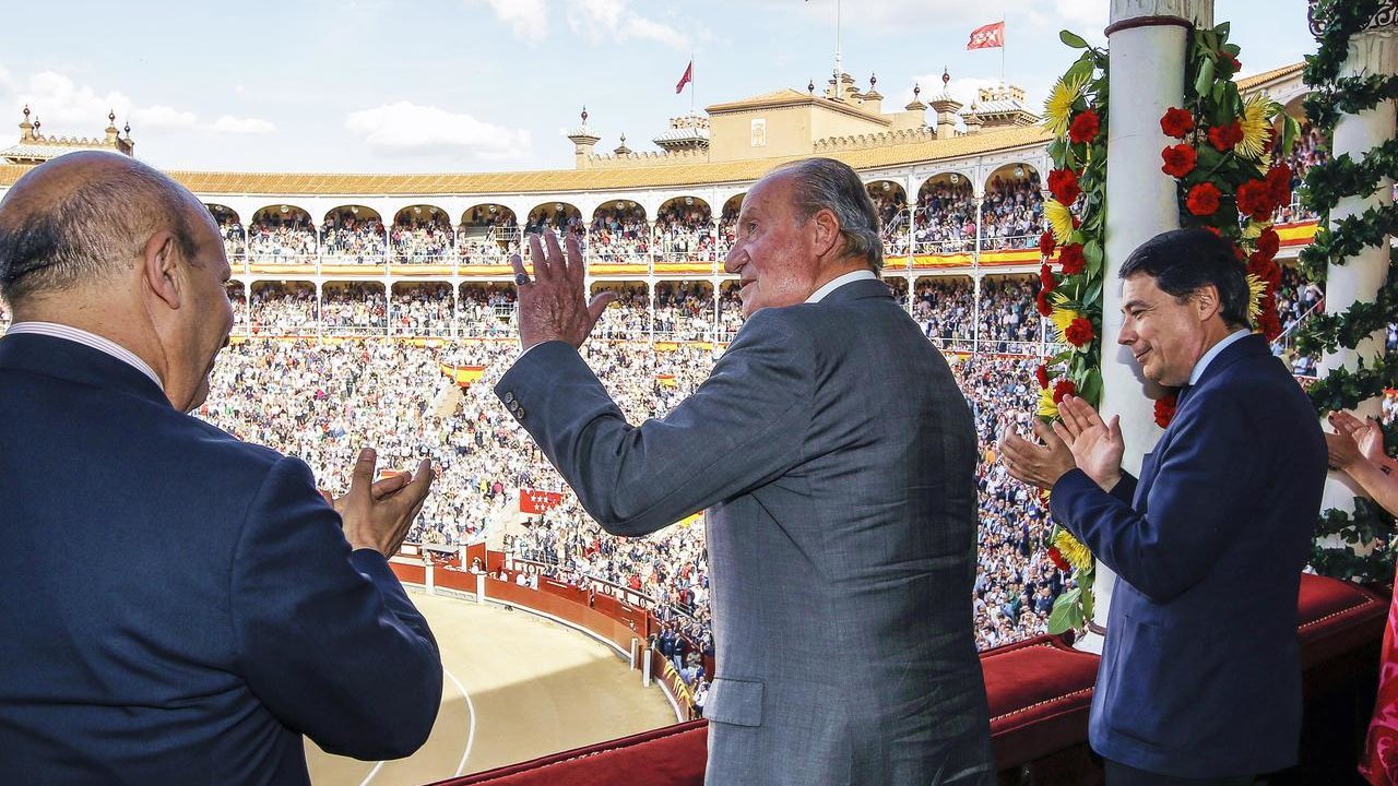 El rey Juan Carlos recibe una ovación en la plaza de toros de Las Ventas.