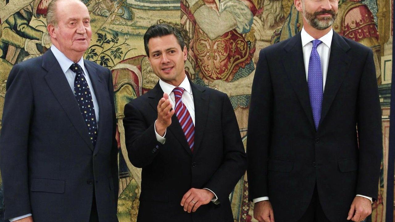 El rey Juan Carlos y el príncipe Felipe reciben al presidente de México, Enrique Peña Nieto, en una visita anterior a la Zarzuela.