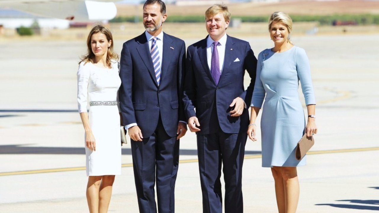 Los príncipes de Asturias reciben a los reyes Guillermo y Máxima de Holanda en la visita de éstos a España.