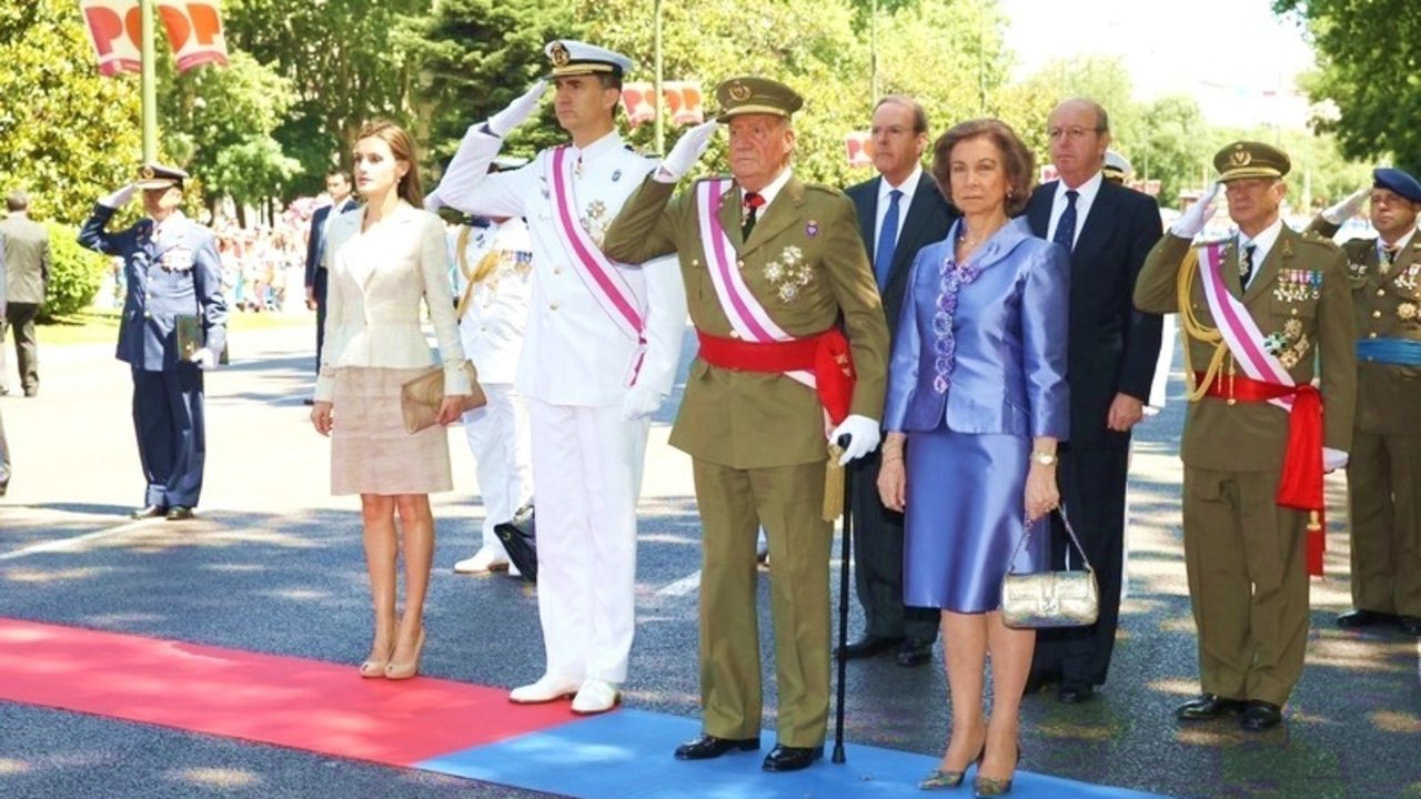 Los príncipes de Asturias y los reyes escuchan el himno de España en el Día de las Fuerzas Armadas.