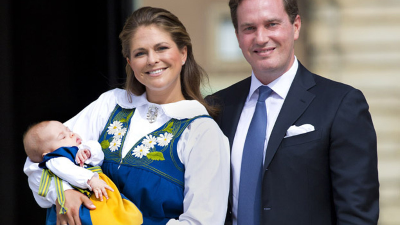 La princesa Magdalena de Suecia junto a su esposo Chris y su hija Leonor.