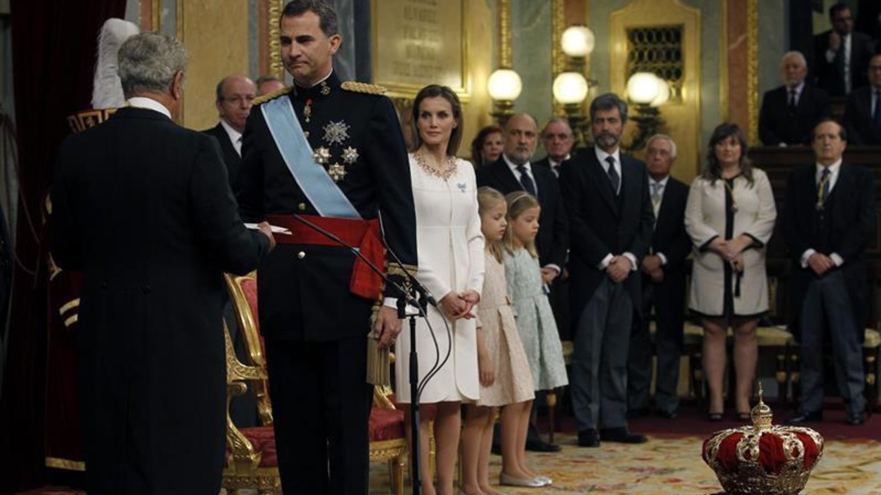 El rey jura fidelidad a la Constitución Española y desempeñar fielmente su cargo