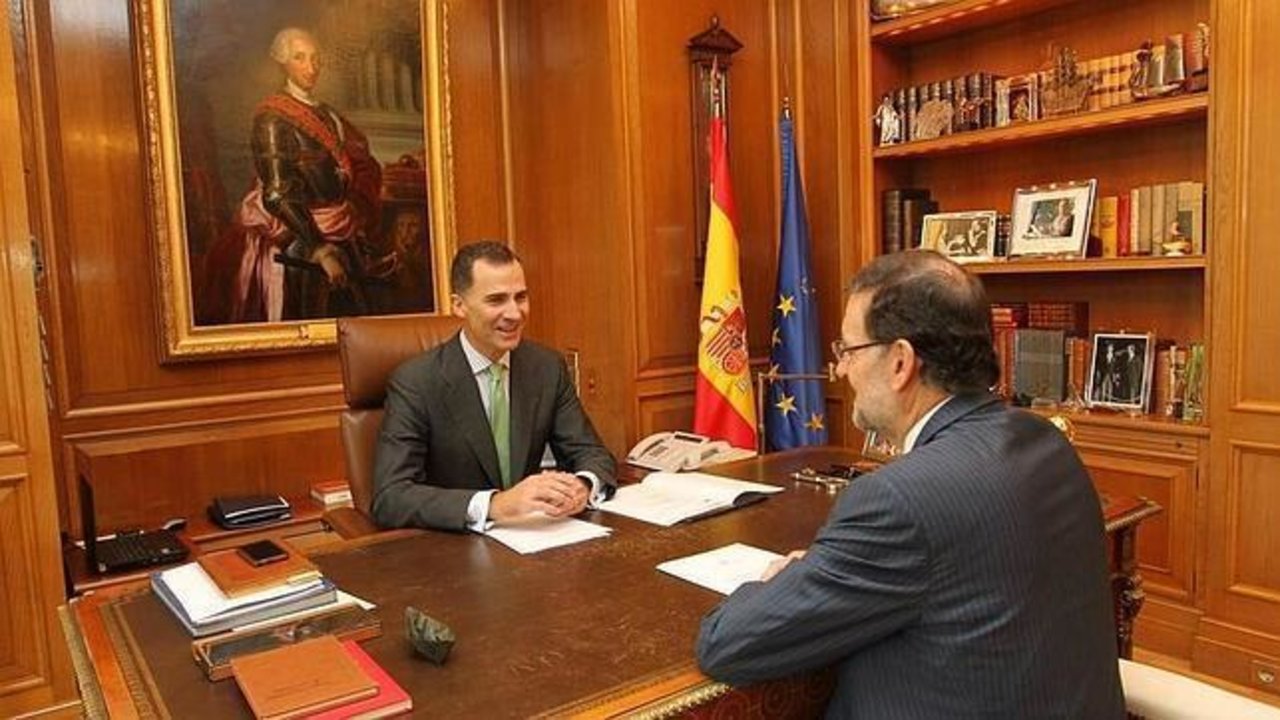 El rey recibe en su despacho a Mariano Rajoy.
