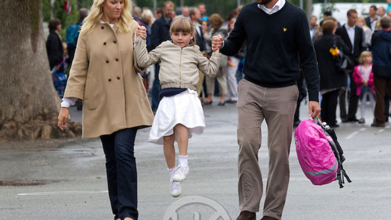 Los príncipes Haakon y Mette-Marit junto a la princesa Ingrid de Noruega (2010).