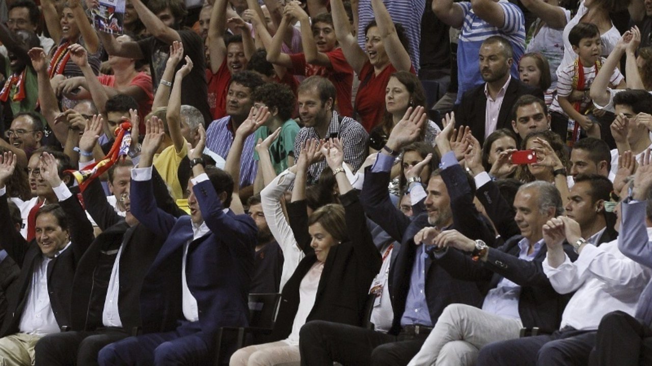 Don Felipe hace la ola en un encuentro amistoso de baloncesto entre España y Argentina.