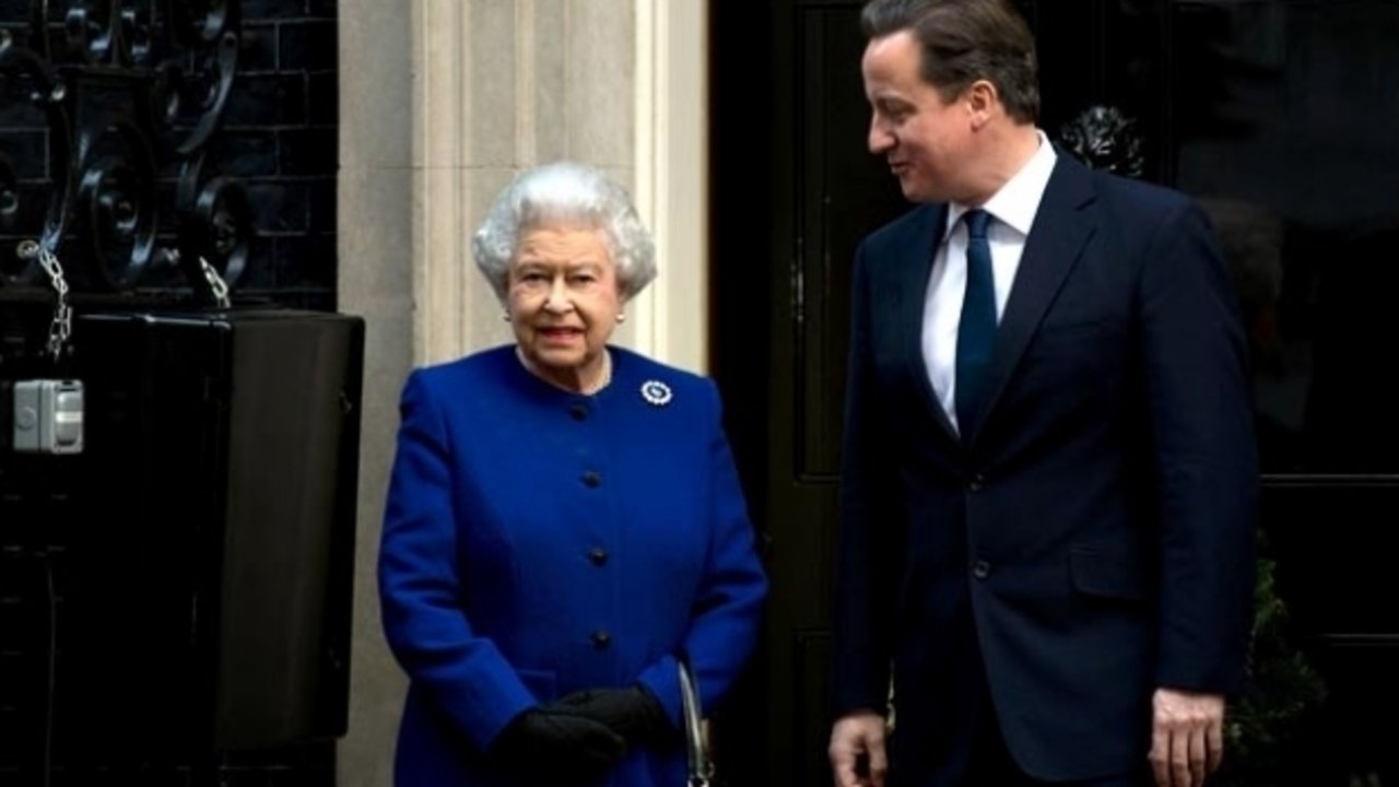 Isabel II y David Cameron. 