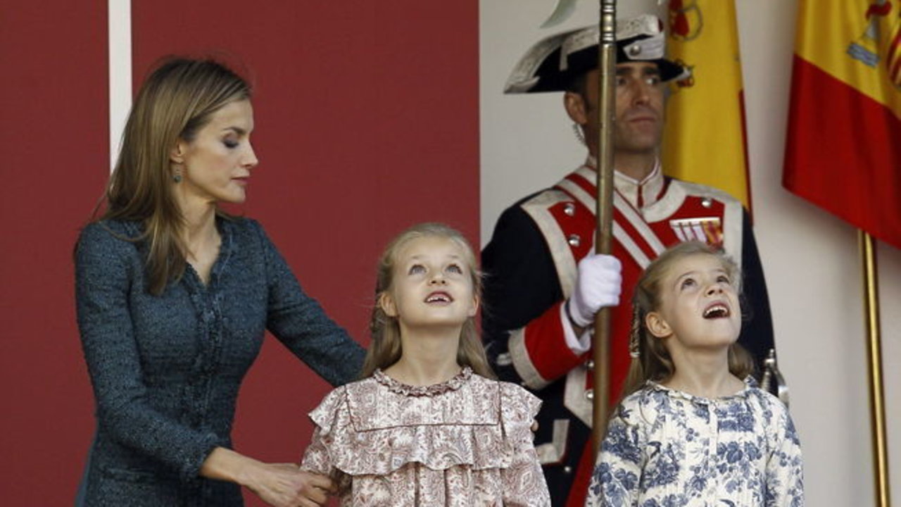 La reina Letizia, la princesa Leonor y la infanta Sofía en el desfile militar del 12 de octubre. 