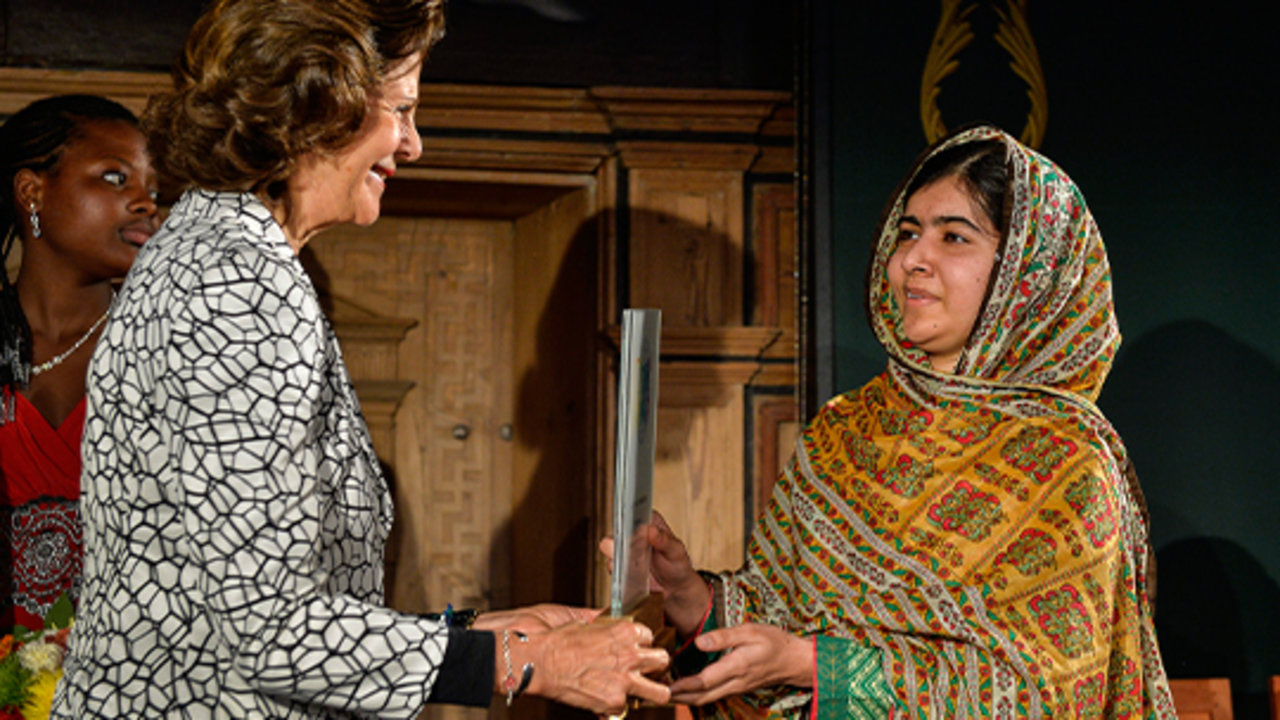 Silvia de Suecia entrega el Premio de los Niños del Mundo a Malala Yousafzai.