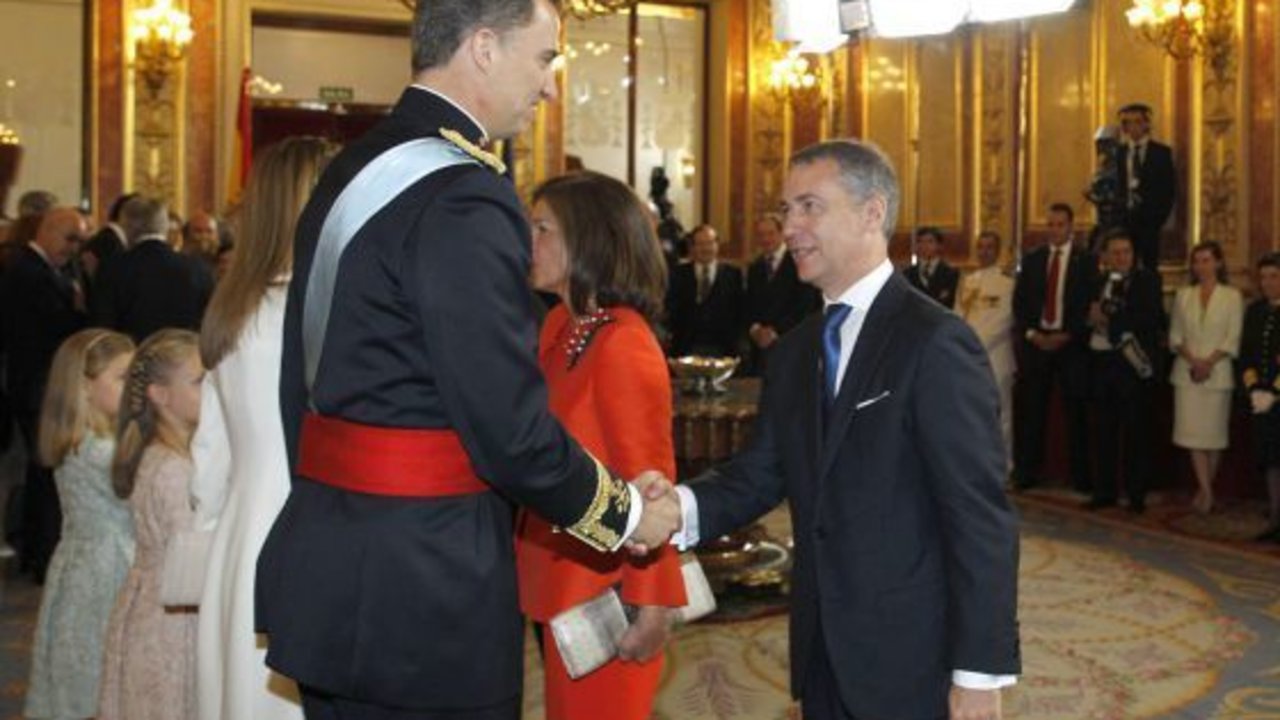 Felipe VI saluda al lehendakari Iñigo Urkullu, el día de la proclamación.