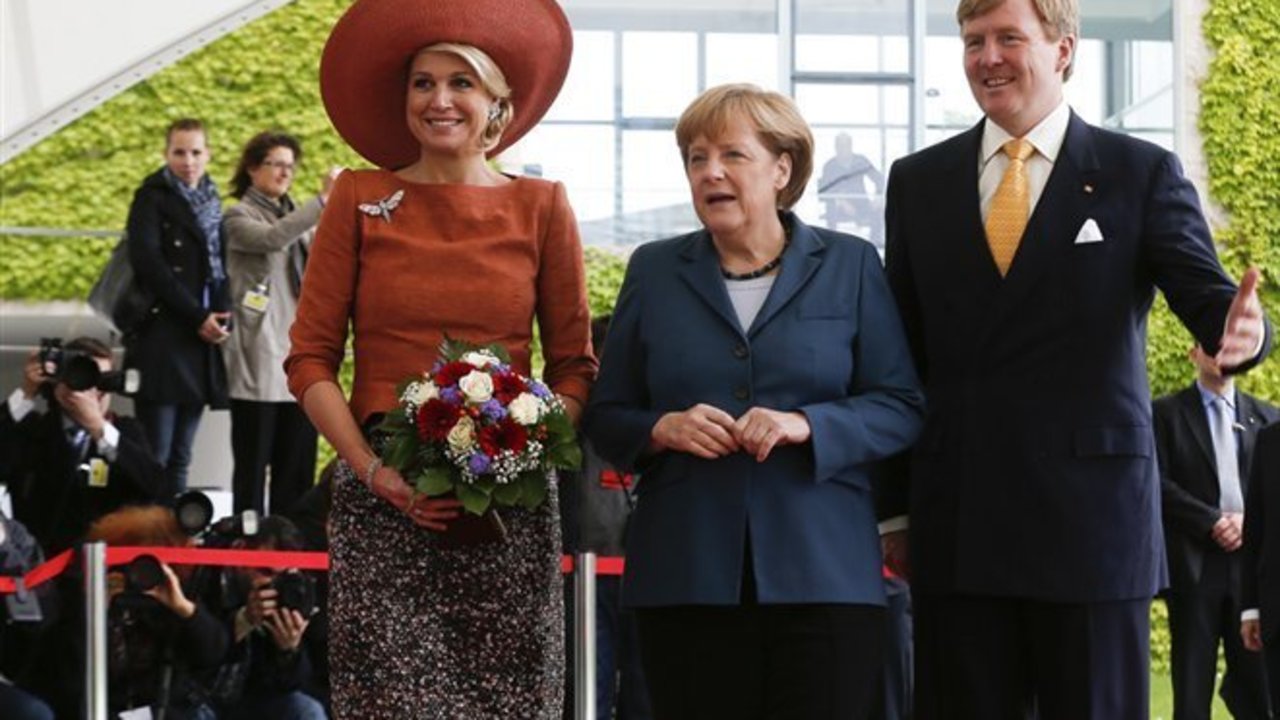 Los reyes de Holanda y Angela Merkel.