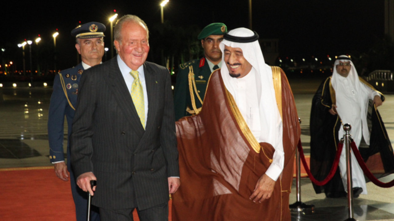 Don Juan Carlos junto al rey Salman en Arabia Saudí (2014).
