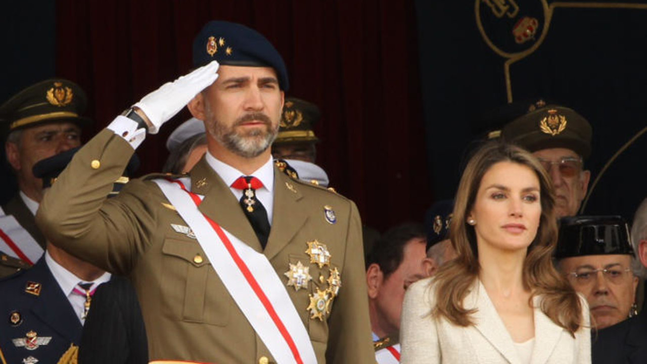 Don Felipe y doña Letizia en la jura de bandera.