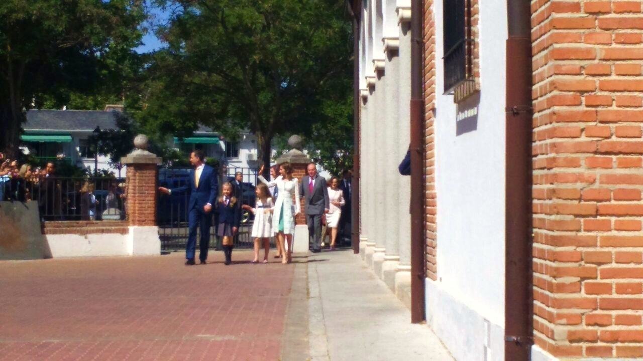 Los reyes y su familia llegan a la parroquia de Aravaca para la Primera Comunión de la princesa Leonor.