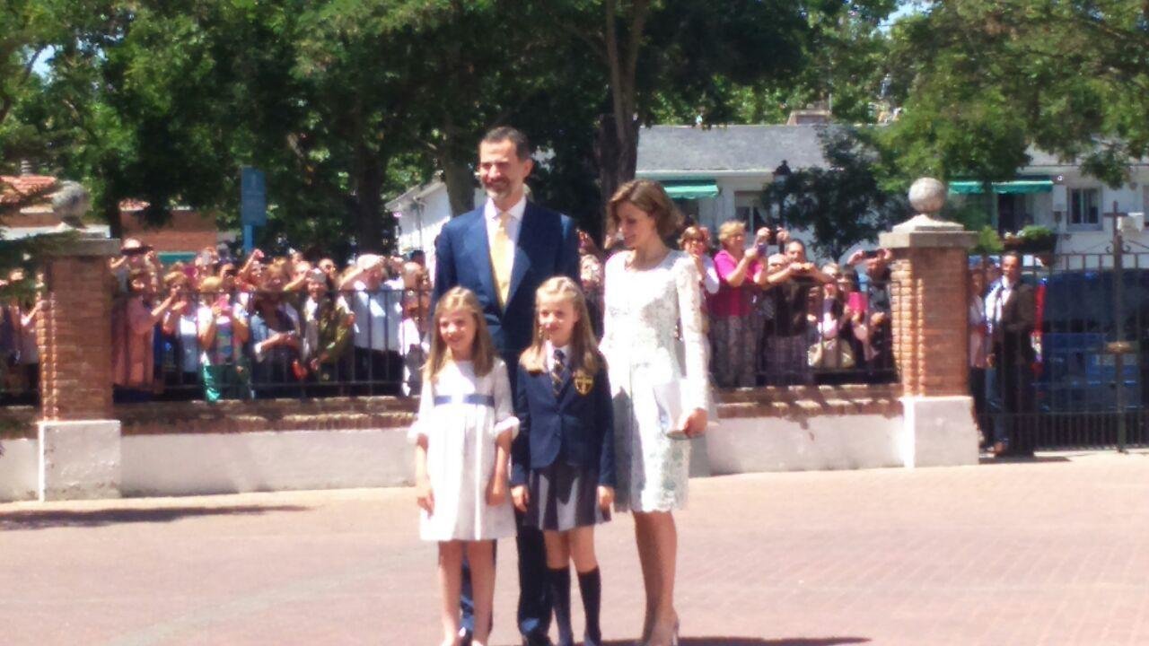 La princesa Leonor posa con su hermana la infanta Sofía y sus padres los reyes Felipe y Letizia.