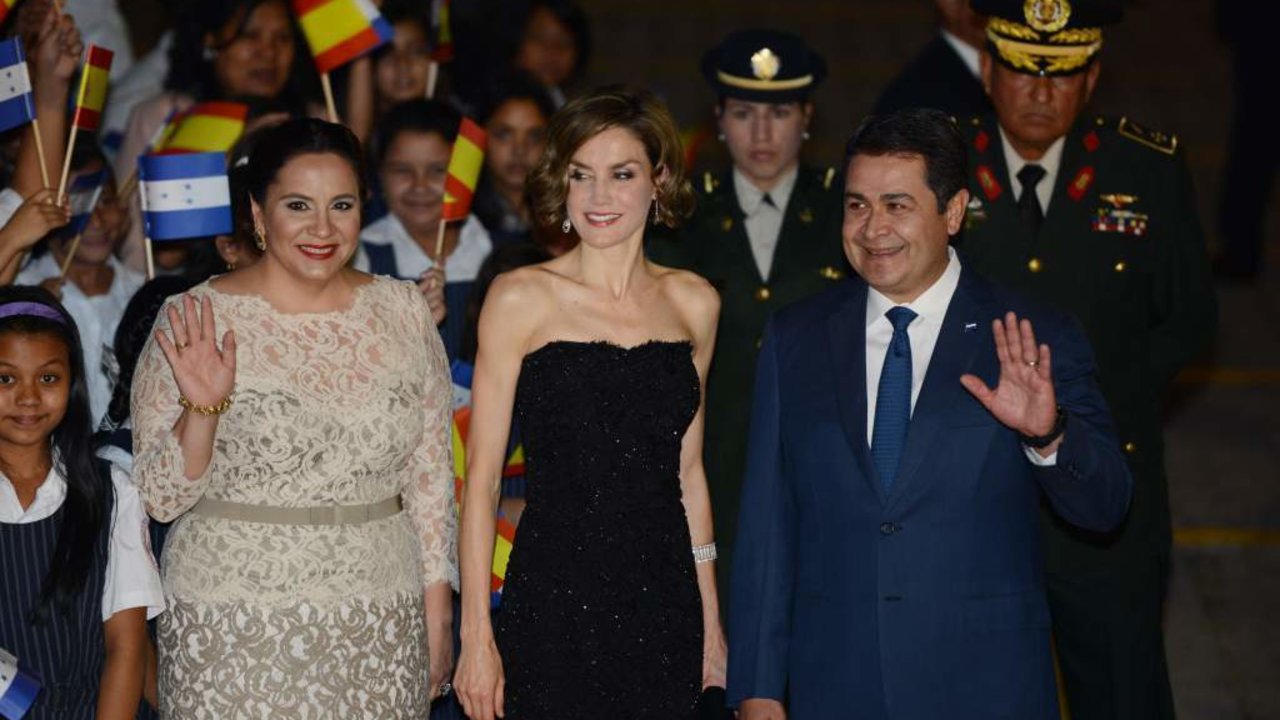 La reina junto al presidente Juan Orlando Hernández y la primera dama, en Honduras.