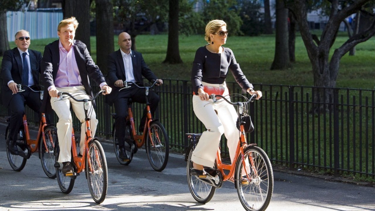 Guillermo de Holanda y su esposa Máxima, circulando en bicicleta.