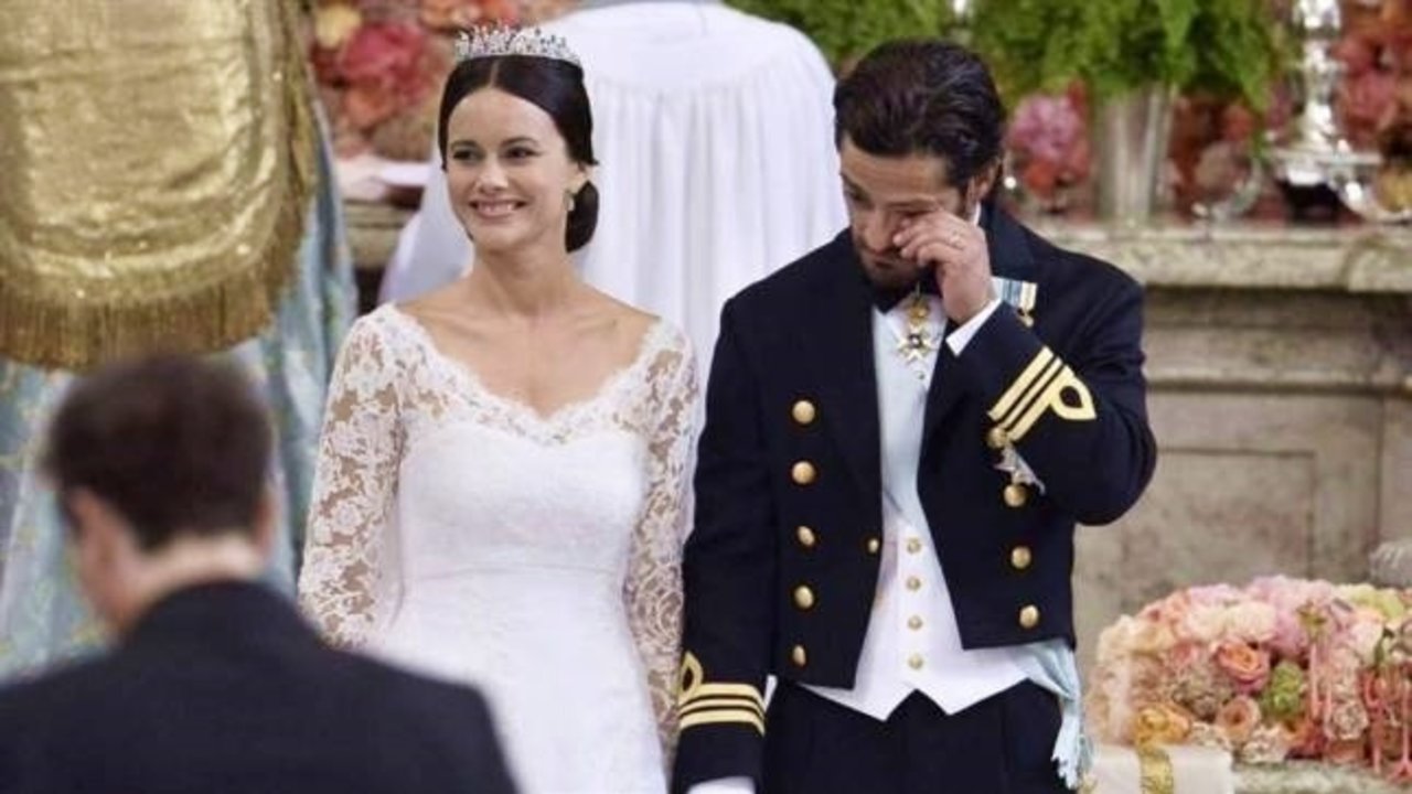 El príncipe Carlos Felipe de Suecia se seca las lágrimas junto a Sofia.