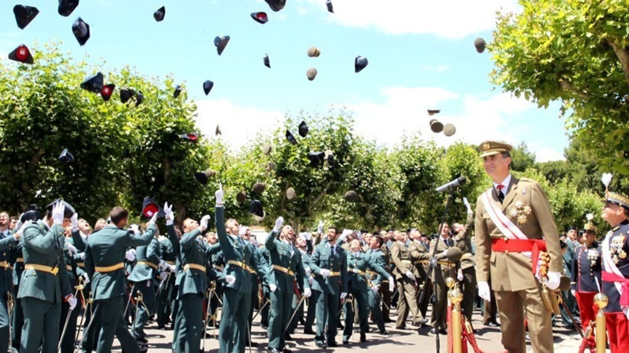 Felipe VI en la entrega de despachos en la Academia General Militar (Zaragoza).