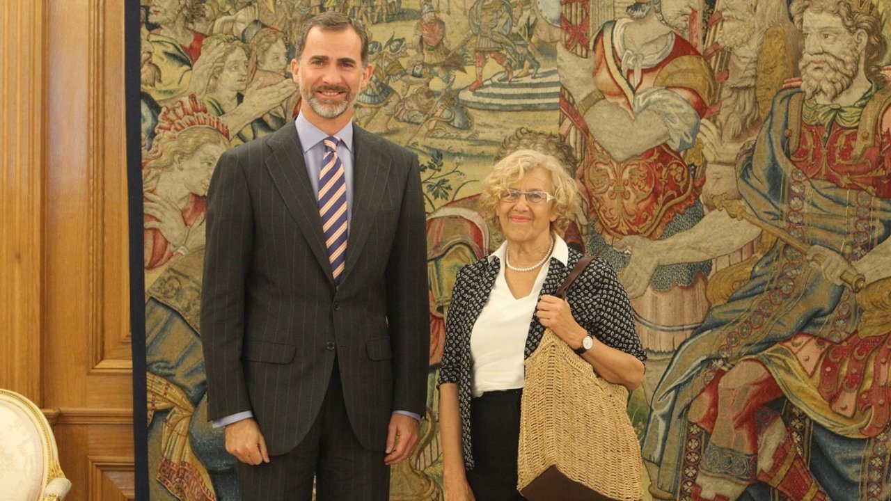 Felipe VI y la alcaldesa de Madrid, Manuela Carmena.