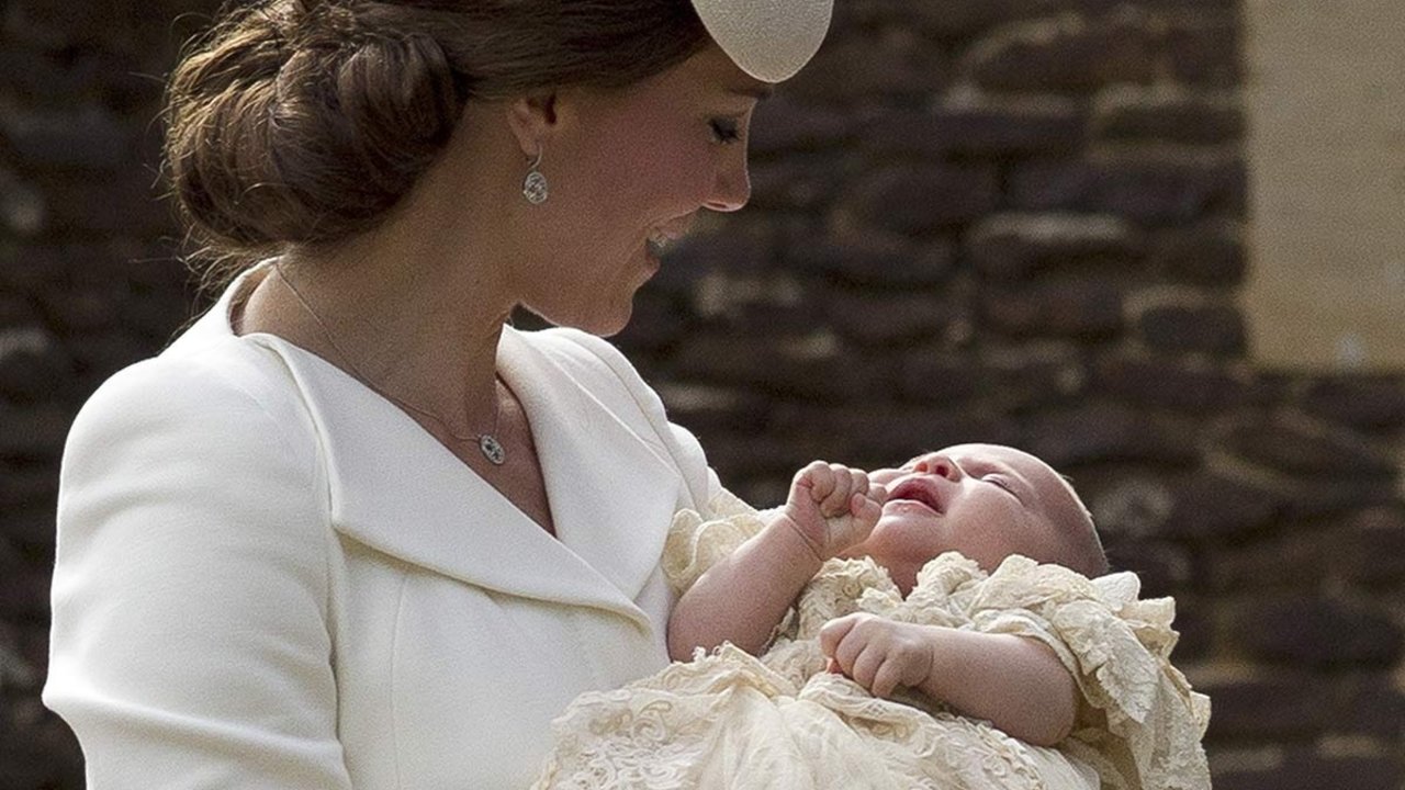 Kate Middleton sostiene a su hija Carlota el día de su bautizo.