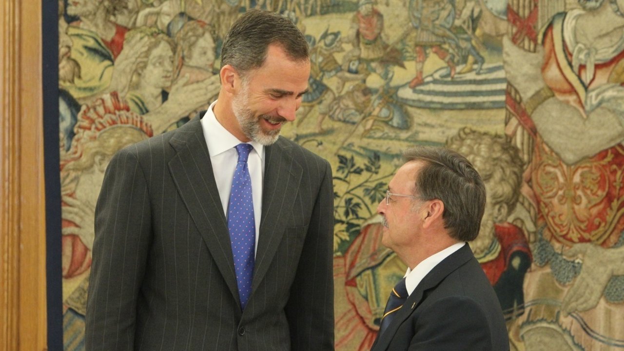 El rey y el presidente de Ceuta, Juan Jesús Vivas.