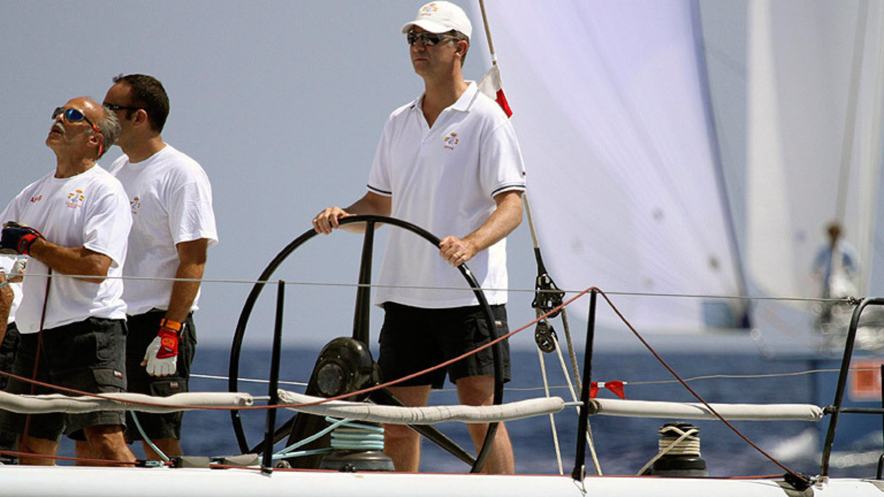 Felipe VI a bordo del Aifos en la pasada edición de la Copa del Rey de Vela. 