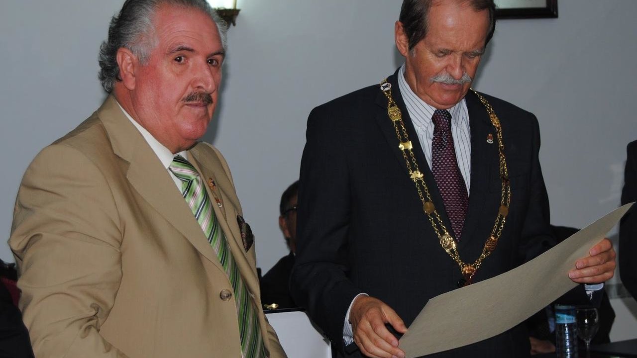 El duque de Braganza recibe el Gran Collar de la HNME.