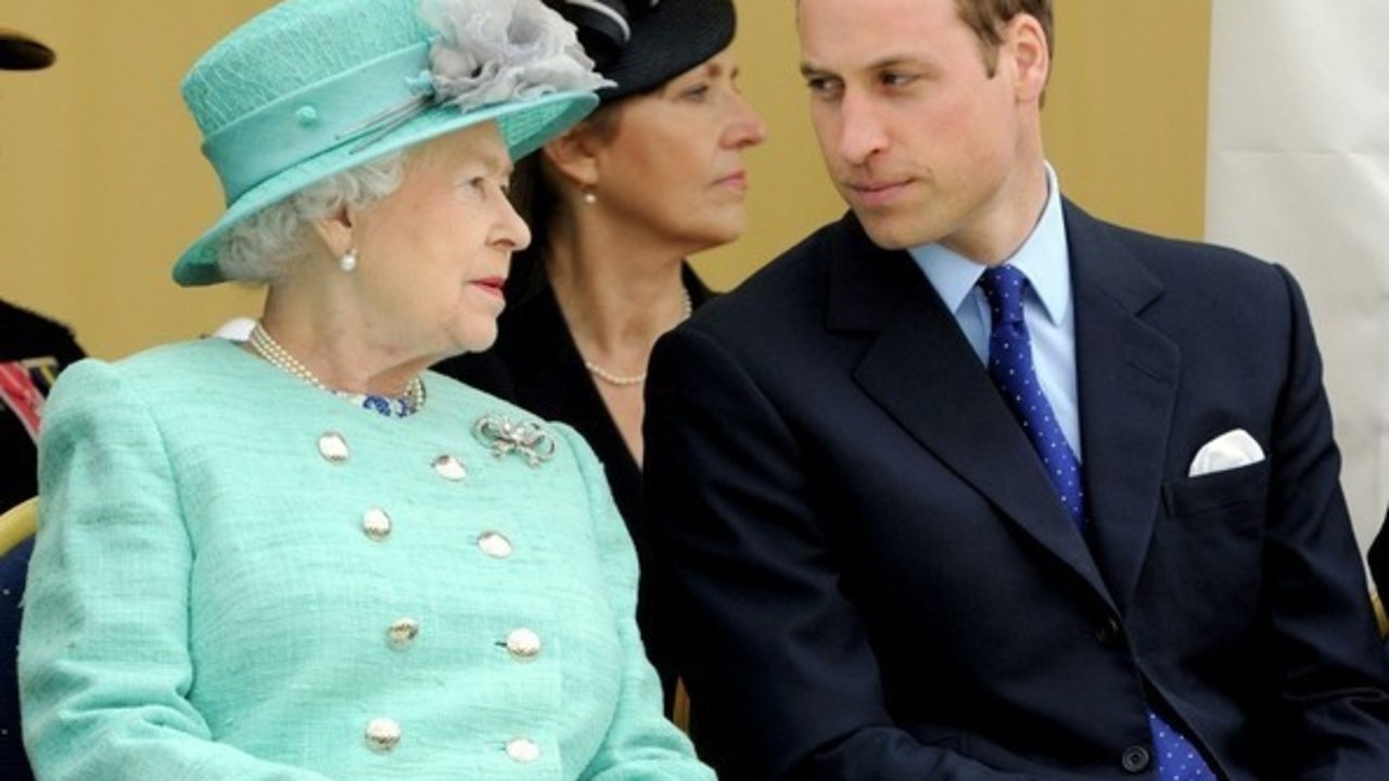 La reina Isabel y el príncipe Guillermo.