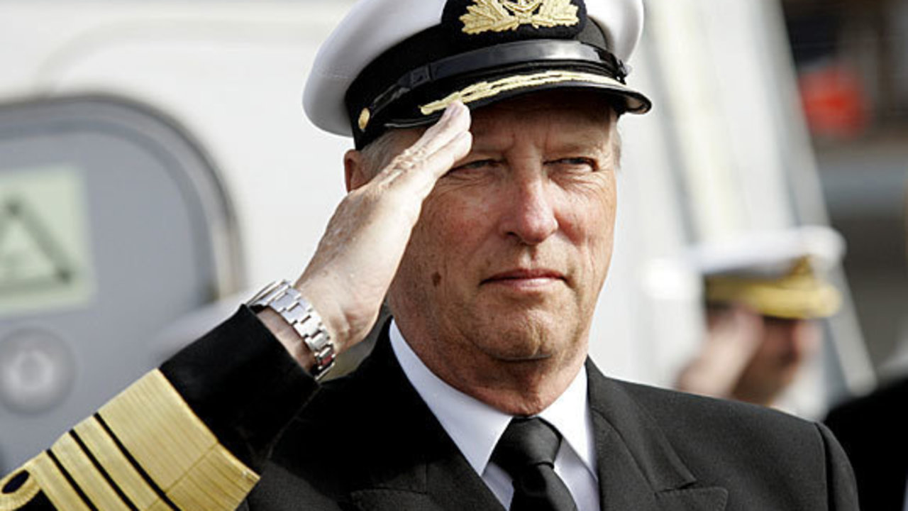 El rey Harald de Noruega, con uniforme de la Armada.