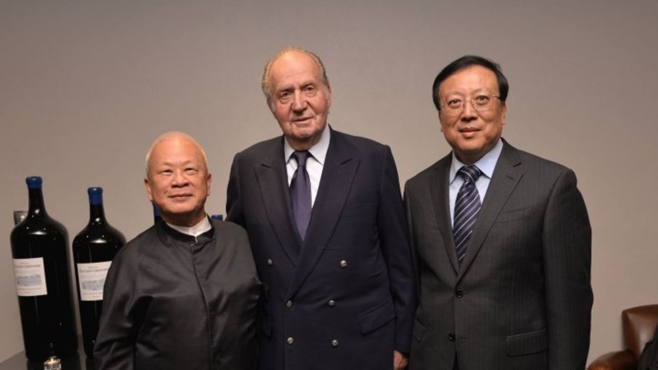 El propietario de las bodegas, Peter Kwok (a la izquierda), el rey Juan Carlos y Hao Ping, presidente de la conferencia de la Unesco (Foto: Stéphane Klein, Sud Ouest).