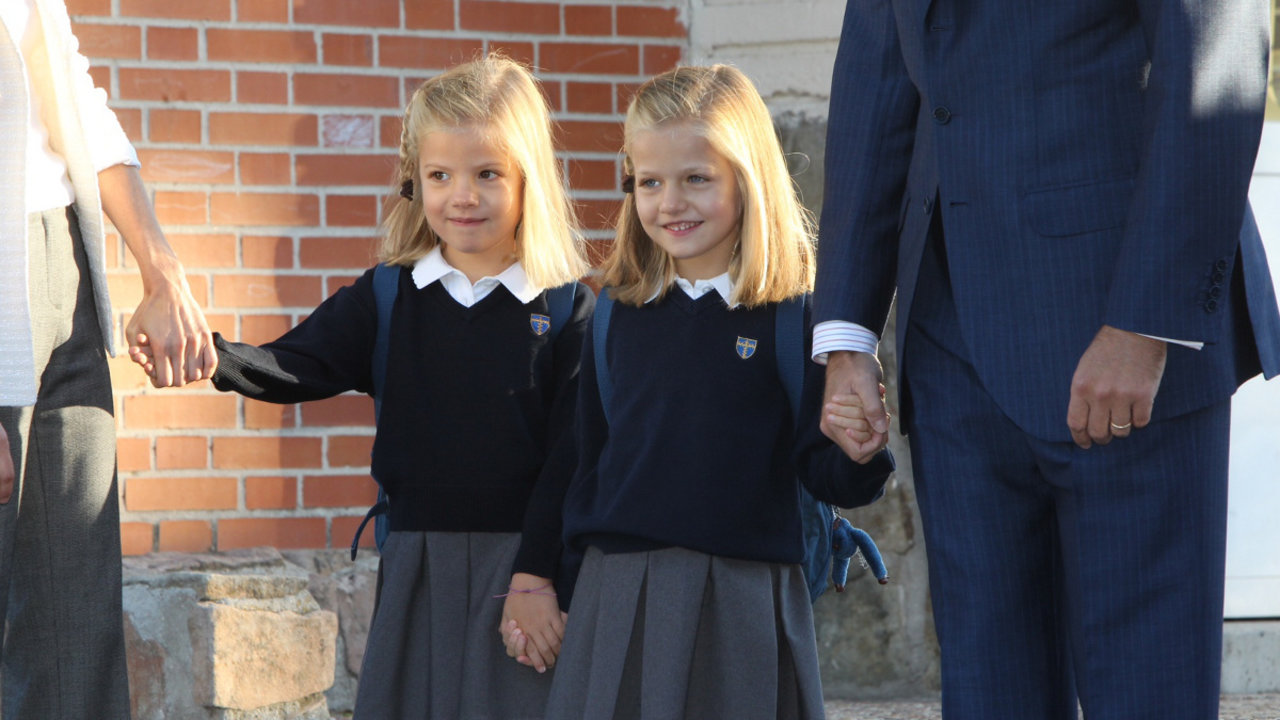 Sofía y Leonor, antes de entrar al colegio.