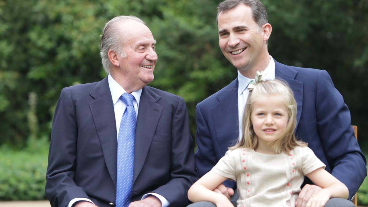 El rey Juan Carlos, don Felipe y Leonor.