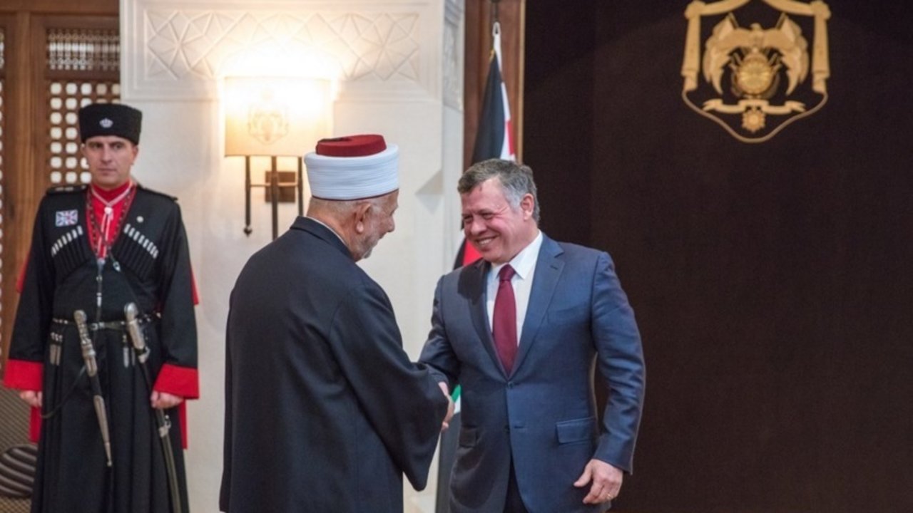El rey Abdalá II de Jordania recibe a representantes de la comunidad árabe de Jerusalén.