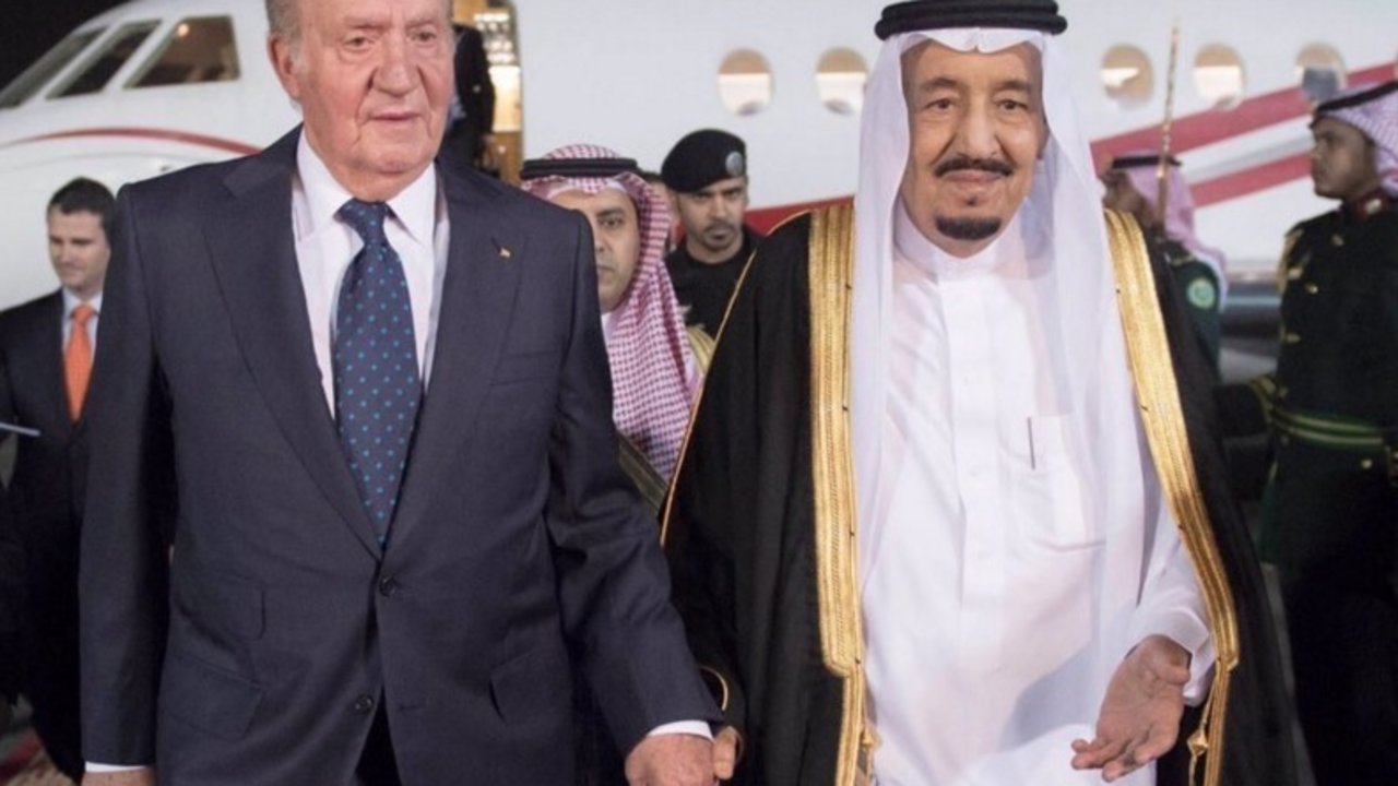 El rey Salman de Arabia Saudí recibe a Juan Carlos I en el aeropuerto.
