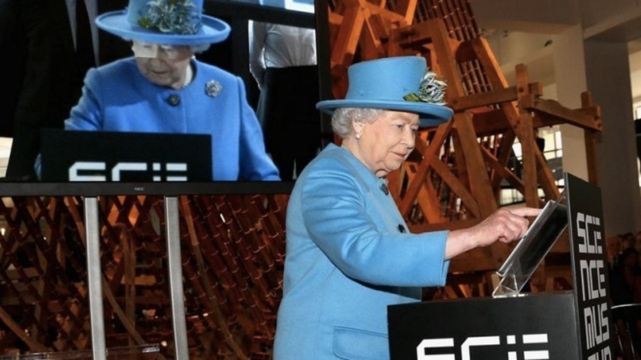 La reina Isabel II prueba un iPad en un evento de tecnología.