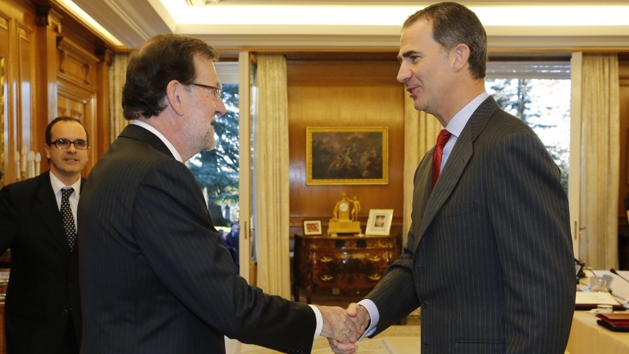 El rey Felipe saluda a Mariano Rajoy en su despacho del Palacio de la Zarzuela.