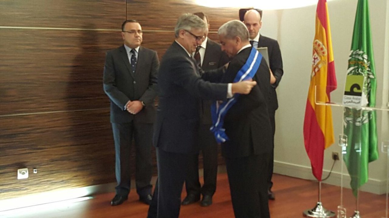 Ignacio Ybáñez otorga la condecoración al embajador Hassine Bouzid (Fotografía: @IgnacioYbanez)