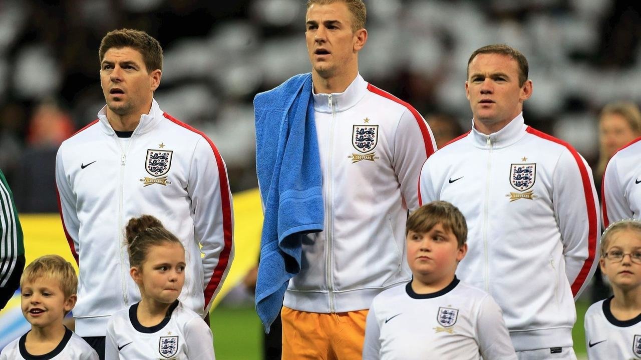Jugadores de la selección inglesa de fútbol cantan el himno del Reino Unid.