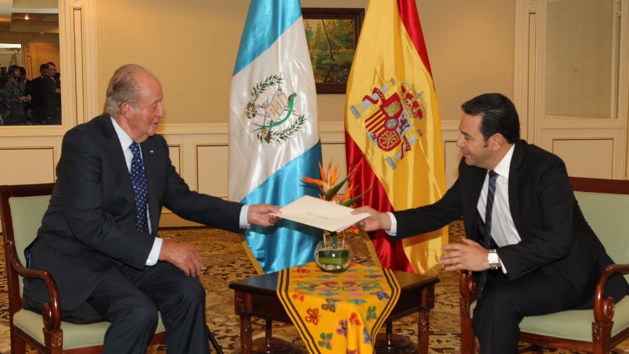 El rey Juan Carlos entrega al presidente de Guatemala, Jimmy Morales, una carta de Felipe VI.