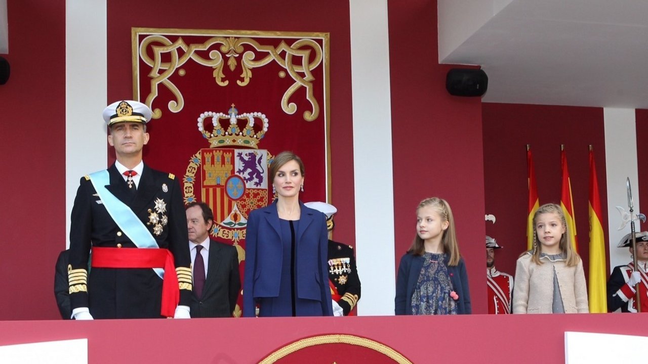 Tribuna del 12 de octubre de 2015, con los reyes antes un repostero con el escudo de Felipe VI.