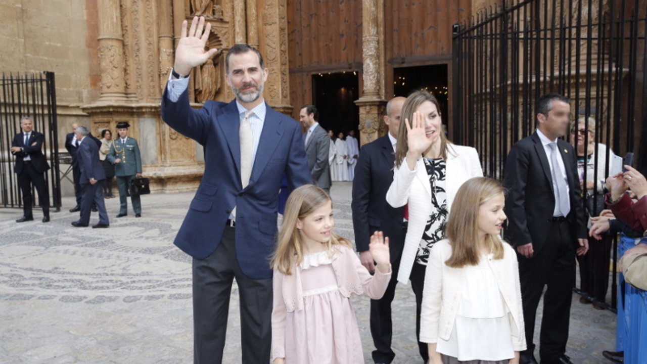 Los reyes Felipe y Letizia y sus hijas, en una misa de Pascua en Palma de Mallorca.