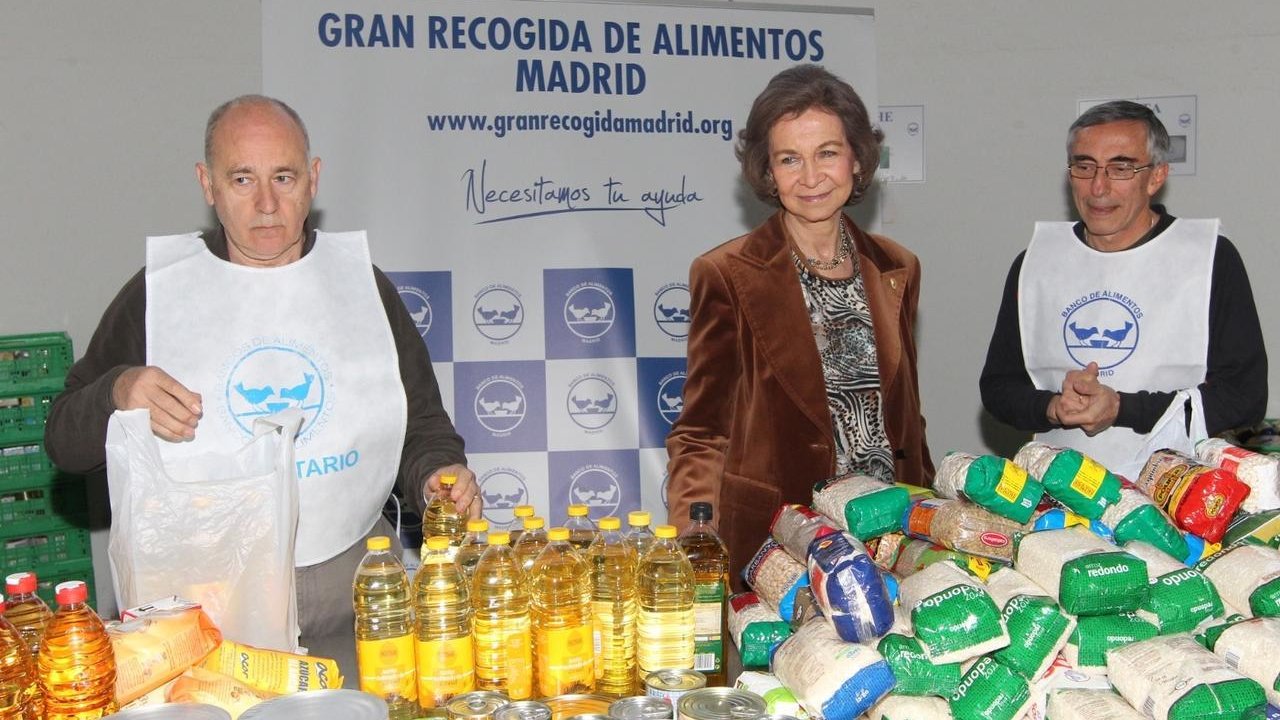 Visita de la reina Sofía al Banco de Alimentos de Madrid.