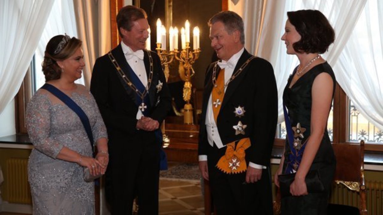 Grandes duques de Luxemburgo con el presidente de la república de Finlandia.