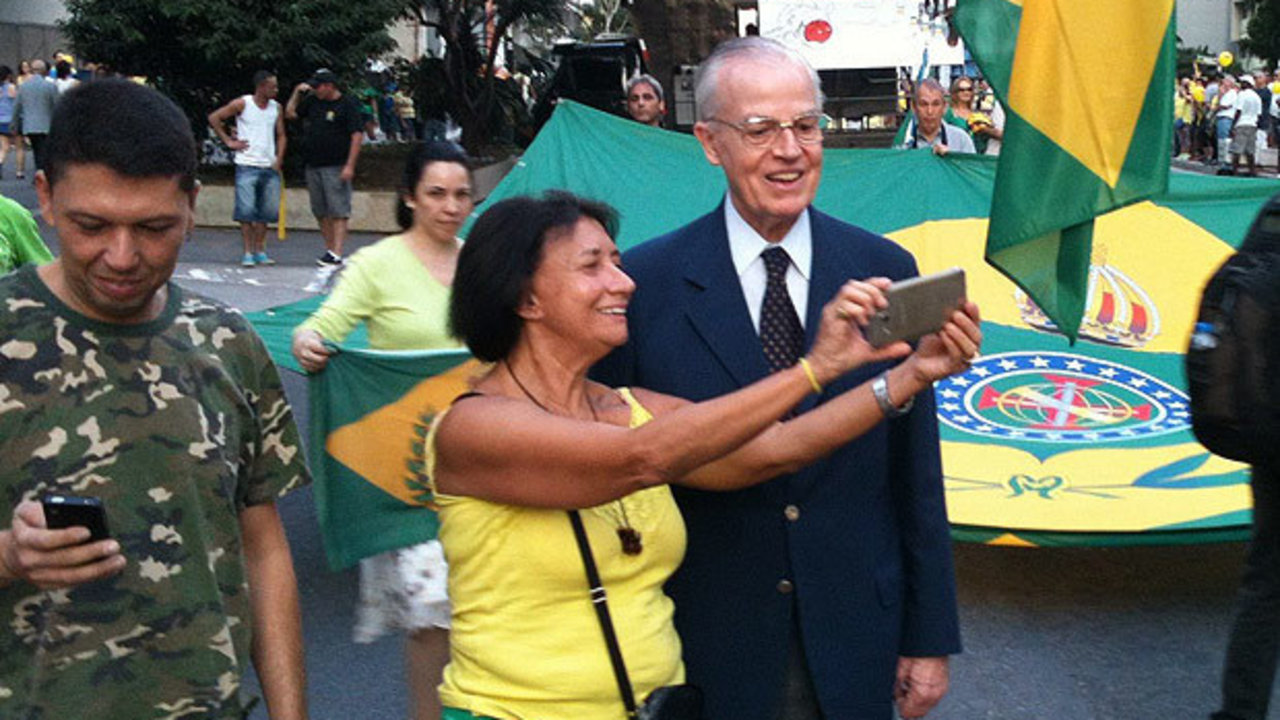 Una manifestante se hace una foto con el príncipe Bertrand Orleans y Braganza.